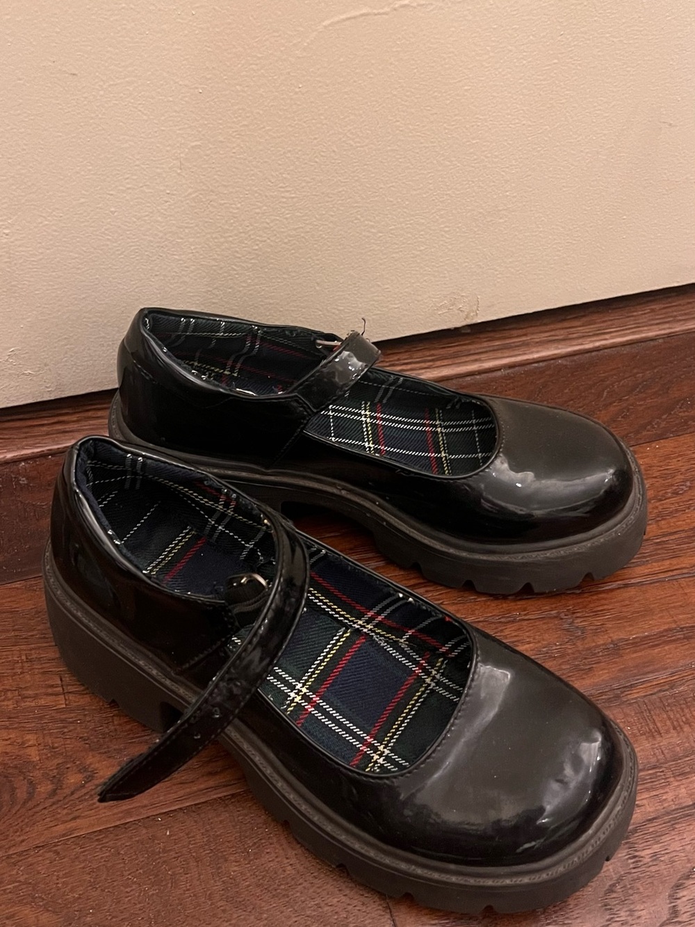 Woman Black Patent Mary Jane Shoes with Plaid Lining